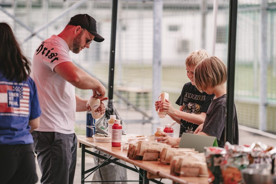 Kinder und Mitarbeitende bei einer Gemeinschaftsaktion