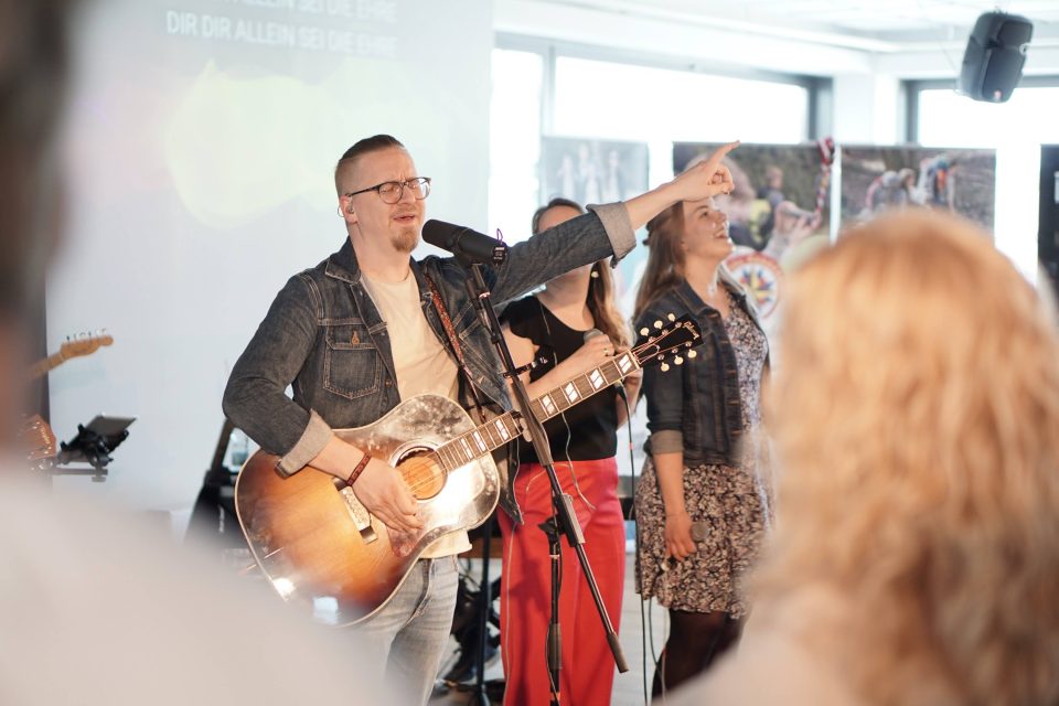 Lobpreis mit Gitarre in einer Gemeinde